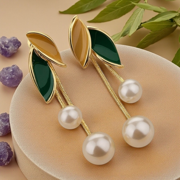 🆕️ Sparkling Leaf Dangle Pearl Drop Earrings 🍃 | Trendy Jewelry Design ✨ - Picture 11 of 11